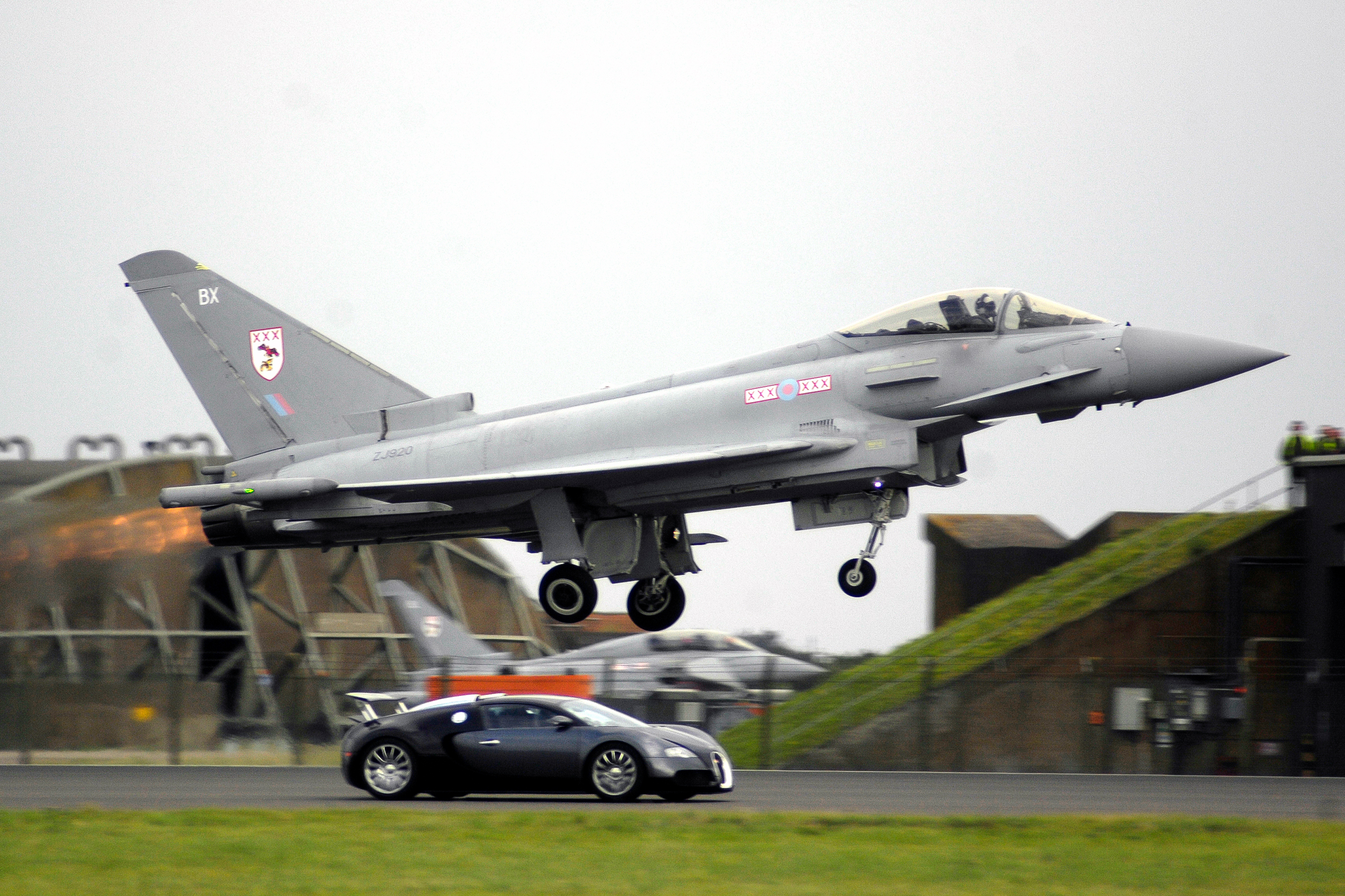 2007: Richard Hammond takes Chassis 5.0 into an iconic drag race against a Eurofighter Typhoon jet.